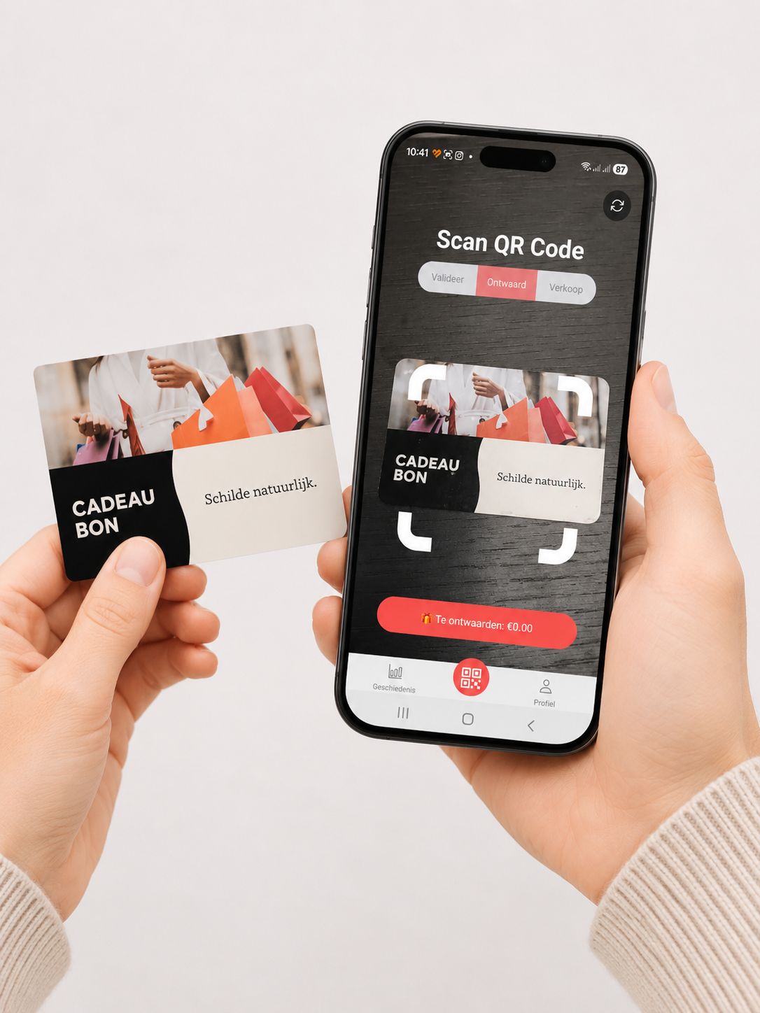 Een handelaar scant een fysieke cadeaubon met de Gift2Give-app